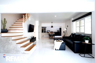 ทาวน์โฮม วิทยาลัยพณิชยการบางนา : ขายด่วน! Townhome 3 ชั้น บ้านหัวมุมใกล้ BTS สุขุมวิท101/1 (อุดมสุข 51)