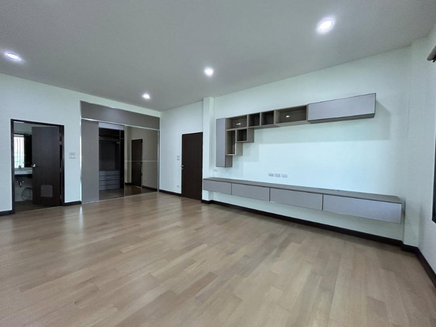 รูป MHS15 ขายบ้านเดี่ยว 2 ชั้น ลาดพร้าว 101 หลังใหญ่เพดานสูง 2.90 เมตร หน้าบ้านทิศตะวันออก มีอ่างจากุซซี่ใหม่และ Rain Shower ทุกห้อง จอดรถได้ 2-4 คัน - รูปที่ 3/14