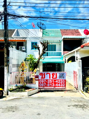Townhouses for sale Bangkok : Townhouse for sale at the beginning of Soi Nawamin 131, Chuenkamol Niwes 3 Village, 