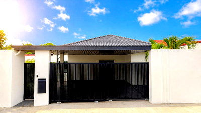 Houses for sale Bang Lamung Chonburi : Luxury Pool Villa for Sale Khao Talo East Pattaya Corner House