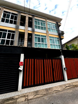 Townhouses for rent Thailand Cultural Centre  : 3-Storey Townhome for Rent in Huai Khwang | Near Mengjai Junction | Ideal for Residence or Home Office