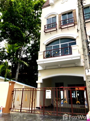 Townhouses for sale Bangkok : 3 Bedrooms Townhome For Sale 2044516