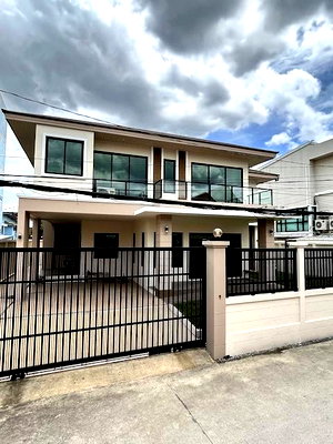บ้านเดี่ยว เดอะ คริสตัล : MHS15 ขายบ้านเดี่ยว 2 ชั้น ลาดพร้าว 101 หลังใหญ่เพดานสูง 2.90 เมตร หน้าบ้านทิศตะวันออก มีอ่างจากุซซี่ใหม่และ Rain Shower ทุกห้อง จอดรถได้ 2-4 คัน