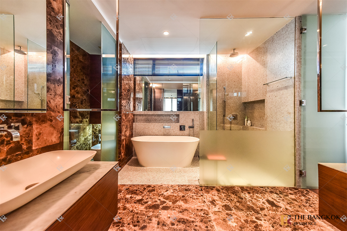 picture Luxury Condo in Central City Location Domus 16,18 near BTS Asok - 9/10