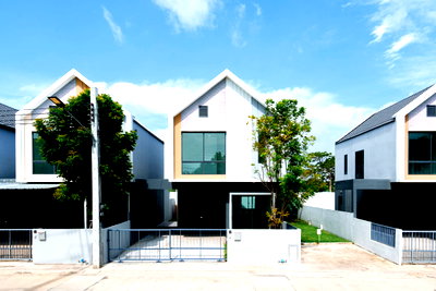 เช่าบ้านเดี่ยว รพ.รวมชัยประชารักษ์ : ให้เช่า บ้าน แกรนด์ วีโฮม-บางนา 3 ห้องนอน 3 ห้องน้ำ 141 ตร.ม 18,000 คุณบี โทร 064-146-6445 (318AGBE)