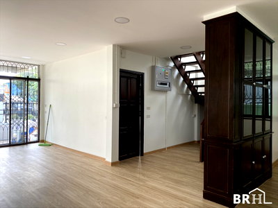 Houses for sale วิทยาลัยอาชีวศึกษาเสาวภา : 🏡 House for Sale in Charan Sanitwong 12, 80 Sq.w. Near MRT Charan 13, 15 Mb.
