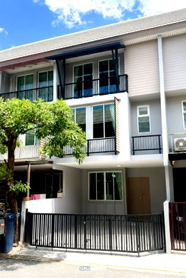 Townhouses for sale Lat Phrao : Newly Renovated 3-Story Townhome  - Areeya Daily @ Kaset-Nawamin -  ~Soi Lat Pla Khao~