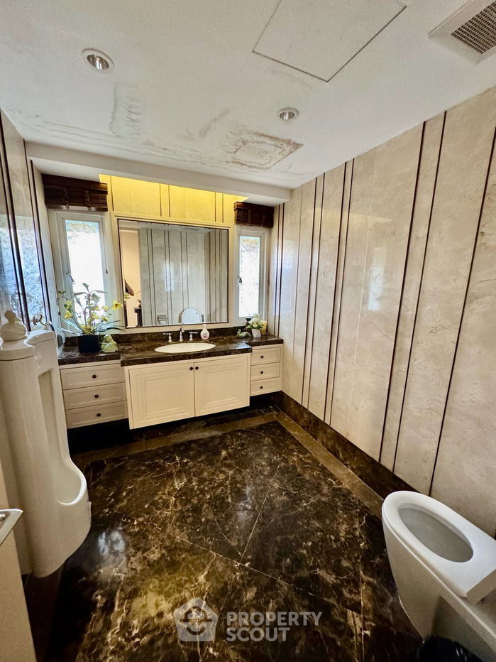 picture 5-BR Condo at Sathorn Gardens near MRT Si Lom (ID 2993940) - 31/33