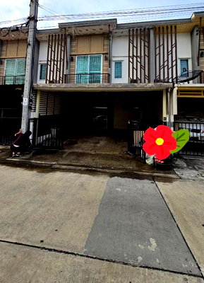 Townhouses for rent Nonthaburi : For Rent : 2-story townhome with 2 parking spaces, Soi Kantana, near Central Westgate and the BTS Skytrain.