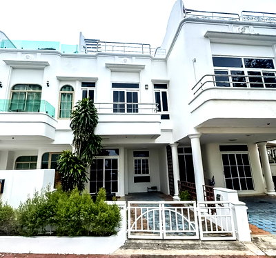 Townhouses for sale Chonburi : Townhouse for Sale Wongamat Beach Pattaya Sea View