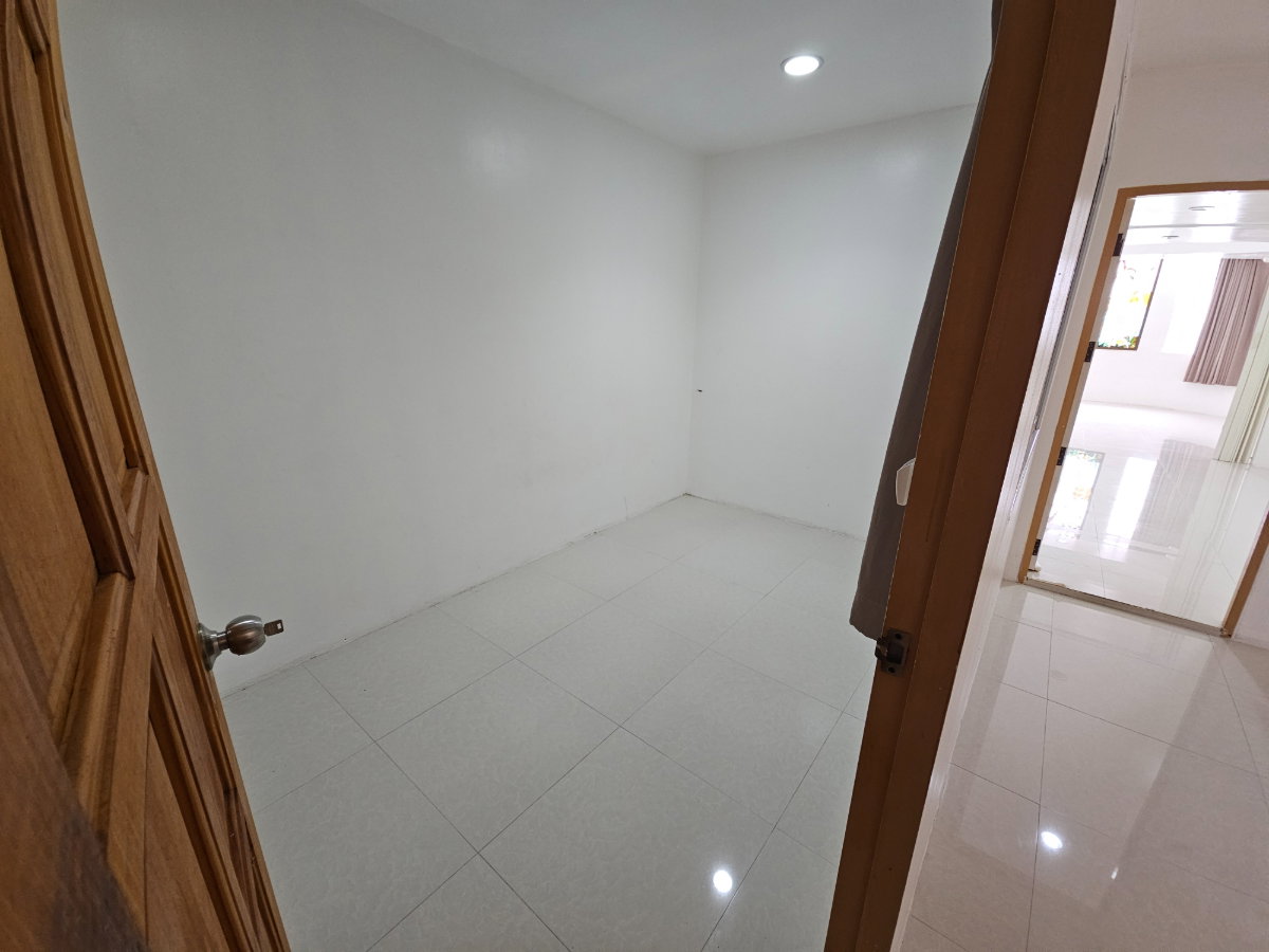 รูป เจ้าของขายเอง ขายทาวน์โฮม 40 ตรว. 5 นอน 4 น้ำ หลังใหญ่ ทำเลทองทาวน์อินทาวน์ (Town in Town) เหมาะสำหรับอยู่อาศัยหรือทำเป็นโฮมออฟฟิศ/สตูดิโอ - รูปที่ 17/27