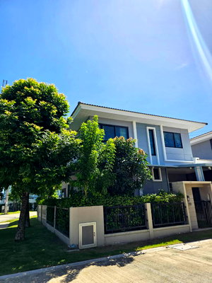 Twin houses for sale Samut Prakarn : Urgent sale! Large twin house near Sarasas Pracha Uthit School and Sarasas Witead Suksa School.