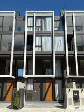 WS7771 💎 Luxurious Modern Luxury Townhome, 3.5 stories high 📍 Soi Bearing 39, Bangna area. Only 100,000 baht/month.