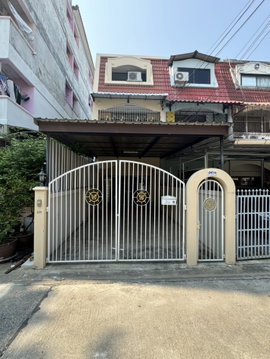 Townhouse for rent, 3 floors, Lat Phrao 64, only 450 meters from the entrance of the alley, near MRT Chok Chai 4.