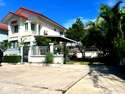 Twin houses for sale Thung Khru : Baan Fah Green Park Thonburirom Pracha Uthit Suksawat Rama 3, corner house, 71.7 square meters, wide garden area, beginning of the project, cheape....
