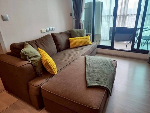 Life Sukhumvit 62 condo is next to Bang Chak BTS station and not far from the expressway, making travel convenient.
