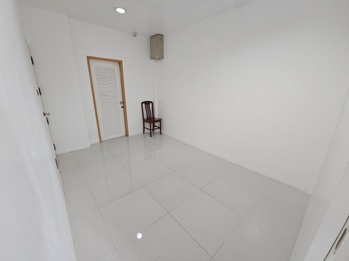 รูป เจ้าของขายเอง ขายทาวน์โฮม 40 ตรว. 5 นอน 4 น้ำ หลังใหญ่ ทำเลทองทาวน์อินทาวน์ (Town in Town) เหมาะสำหรับอยู่อาศัยหรือทำเป็นโฮมออฟฟิศ/สตูดิโอ - รูปที่ 23/27