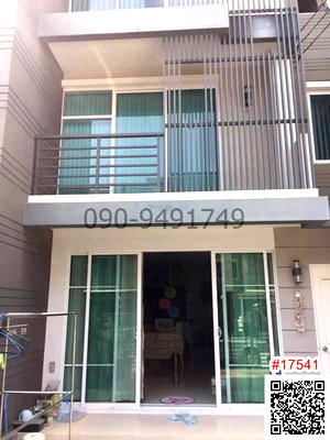 Townhouses for rent Bangkok : 3-story townhome for rent at Town Avenue Rama 9. Fully furnished and ready to move in.