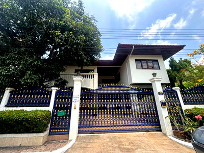 Houses for sale Bangkok : House for Sale at Baan Phakamas (E6906028) ID Line : @condo101