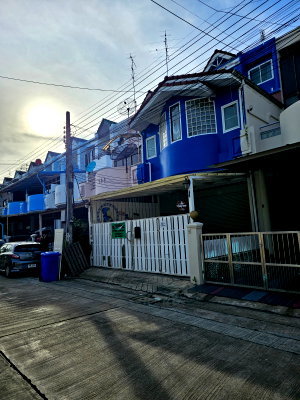 ทาวน์โฮม ถนนประดิษฐ์มนูธรรม : เจ้าของขายเอง ขายทาวน์โฮม 40 ตรว. 5 นอน 4 น้ำ หลังใหญ่ ทำเลทองทาวน์อินทาวน์ (Town in Town) เหมาะสำหรับอยู่อาศัยหรือทำเป็นโฮมออฟฟิศ/สตูดิโอ