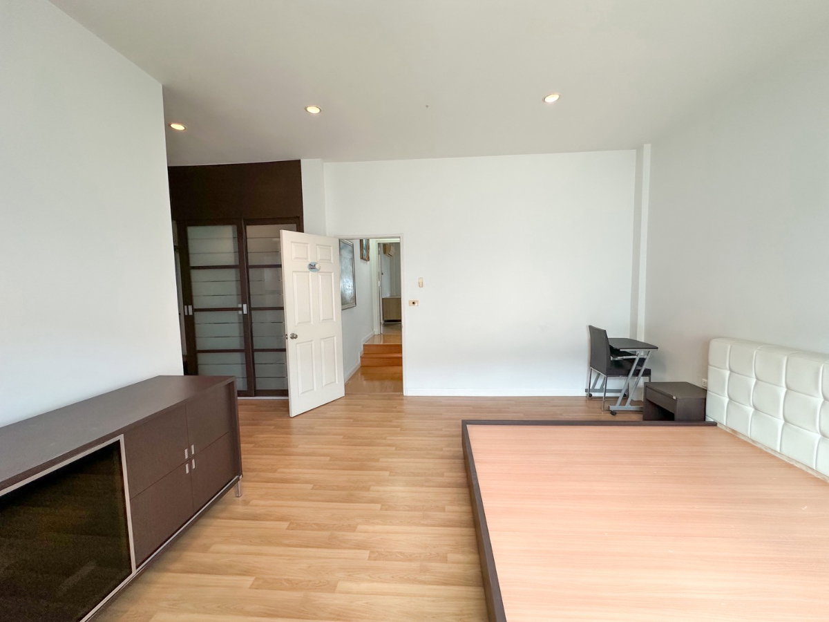 รูป ขายทาวน์โฮม 3 ชั้น ยูโรโนวา ลาดกระบัง 24/1 พื้นที่ใช้สอย 261 ตร.ม. 3 นอน 5 น้ำ ใกล้ Robinson ลาดกระบัง เพียง 3.89 ล้านบาท - รูปที่ 12/15