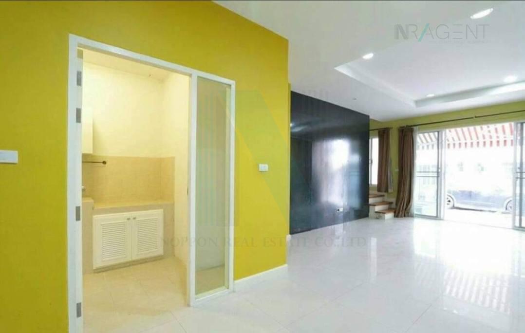รูป 📌 ขายทาวน์เฮาส์ โครงการ บ้านกลางเมือง เอสเซ้นส์ อ่อนนุช - วงแหวน 3 ชั้น 3 ห้องนอน 3 ห้องน้ำ - รูปที่ 3/8