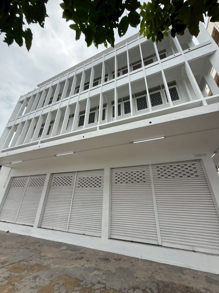 picture Sindhumongkol Commercial Building, 3 stories plus mezzanine. - 2/57
