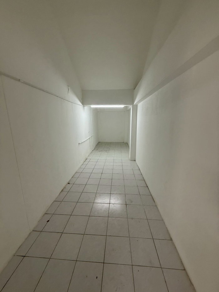 picture Sindhumongkol Commercial Building, 3 stories plus mezzanine. - 13/57