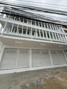 Sindhumongkol Commercial Building, 3 stories plus mezzanine.