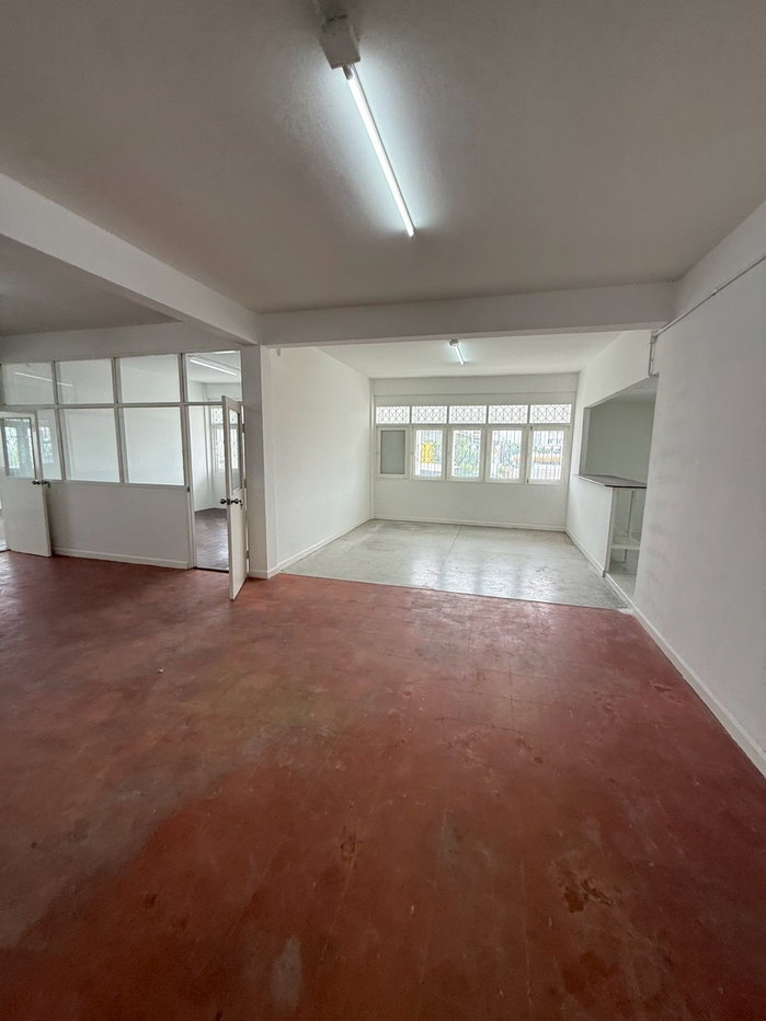 picture Sindhumongkol Commercial Building, 3 stories plus mezzanine. - 30/57