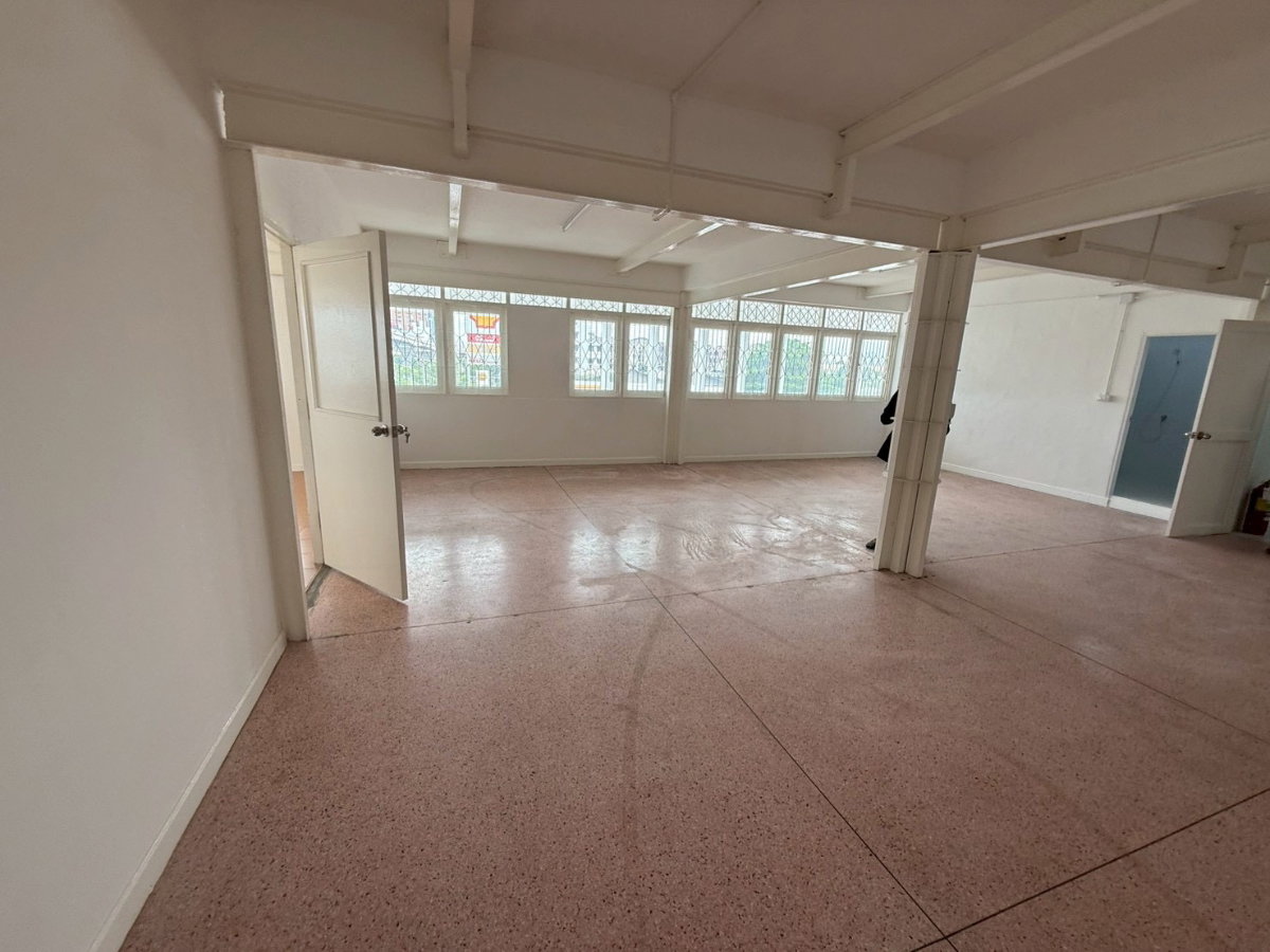 picture Sindhumongkol Commercial Building, 3 stories plus mezzanine. - 39/57