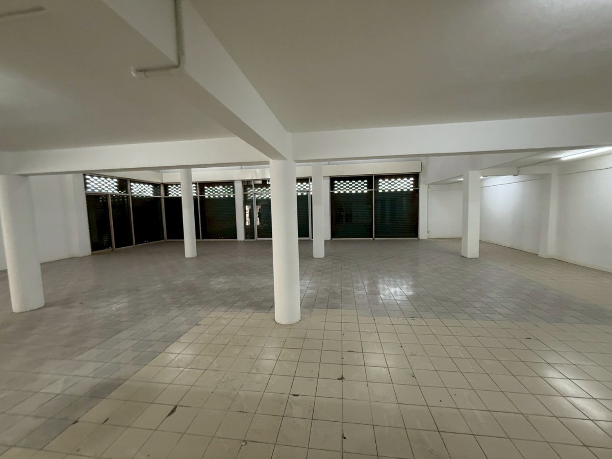 picture Sindhumongkol Commercial Building, 3 stories plus mezzanine. - 7/57