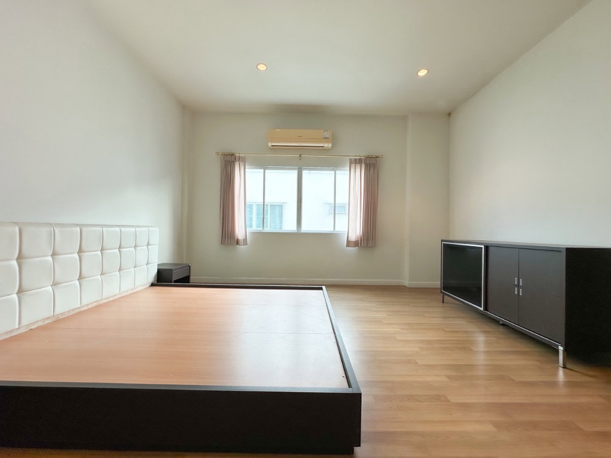 รูป ขายทาวน์โฮม 3 ชั้น ยูโรโนวา ลาดกระบัง 24/1 พื้นที่ใช้สอย 261 ตร.ม. 3 นอน 5 น้ำ ใกล้ Robinson ลาดกระบัง เพียง 3.89 ล้านบาท - รูปที่ 11/15