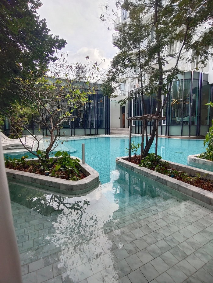 รูป ให้เช่าคอนโดติดสระ Pool Access ทองหล่อขนาดใหญ่พร้อมเฟอร์นิเจอร์ - รูปที่ 1/56