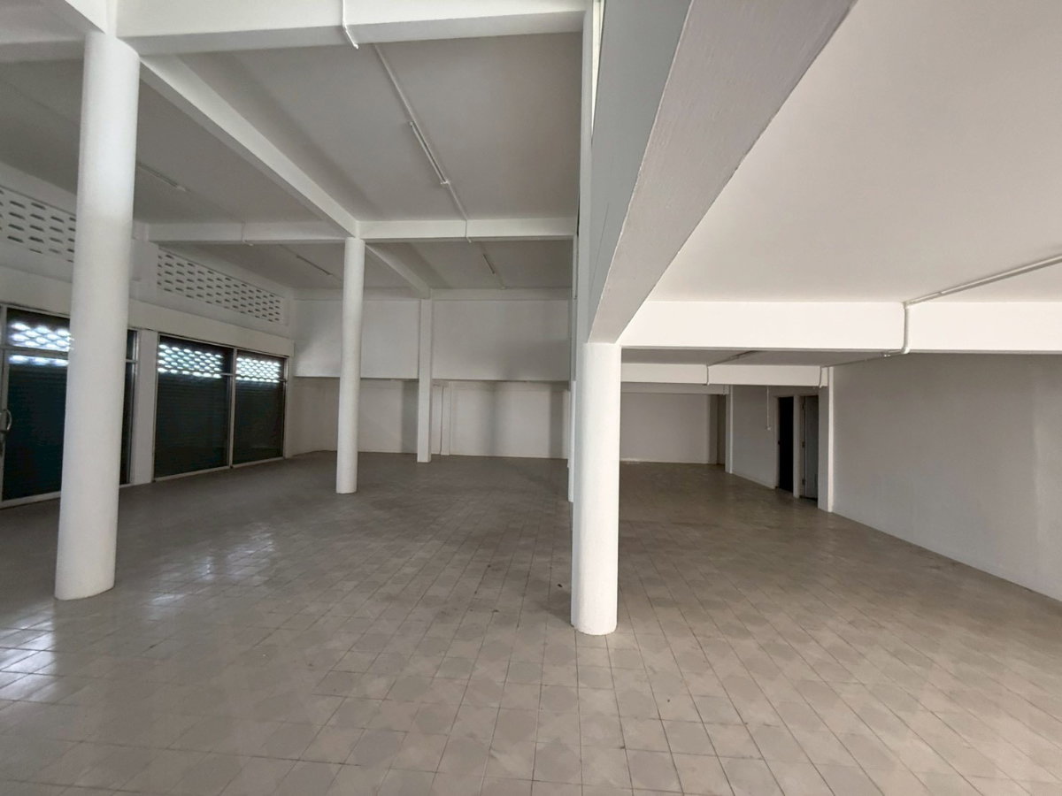 picture Sindhumongkol Commercial Building, 3 stories plus mezzanine. - 56/57