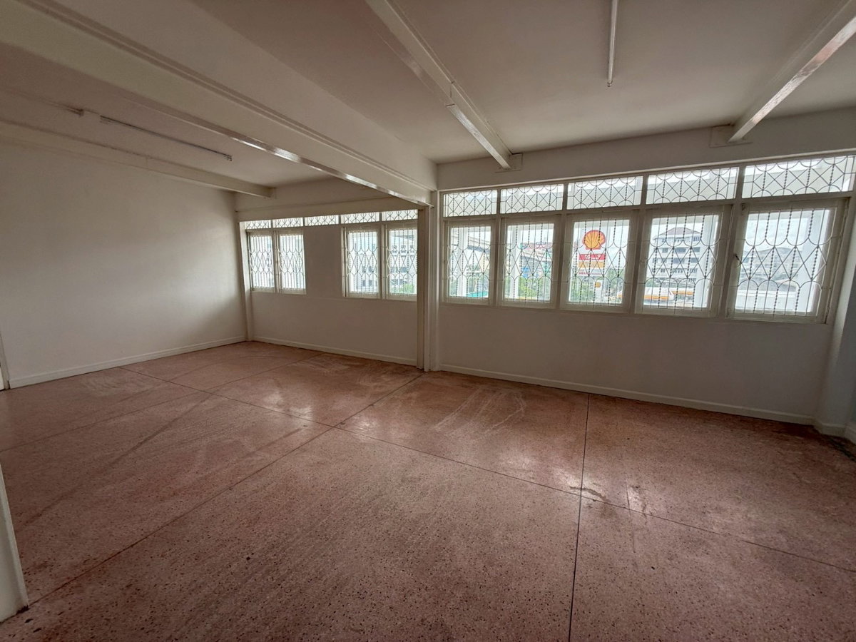 picture Sindhumongkol Commercial Building, 3 stories plus mezzanine. - 48/57