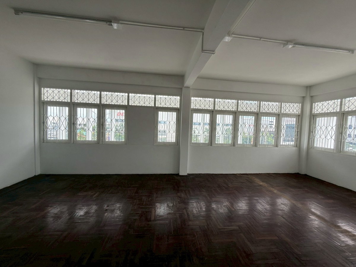 picture Sindhumongkol Commercial Building, 3 stories plus mezzanine. - 25/57