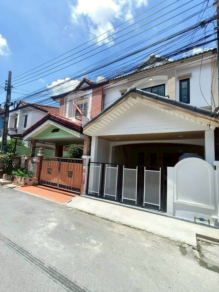 รูป ทาวน์เฮ้าส์ รีโนเวทใหม่ ทำเลดี หมู่บ้าน เคซี.รามอินทรา 6 ถนนพระยาสุเรนทร์ 45 แขวงสามวาตะวันตก เขตคลองสามวา เดินทางสะดวก - รูปที่ 2/17