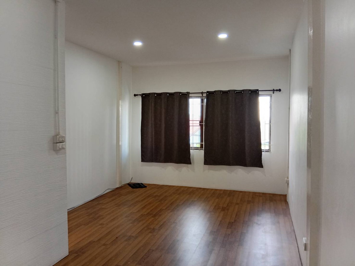 picture Commercial building for rent in Loi Kroh area, Chiang Mai. - 6/13