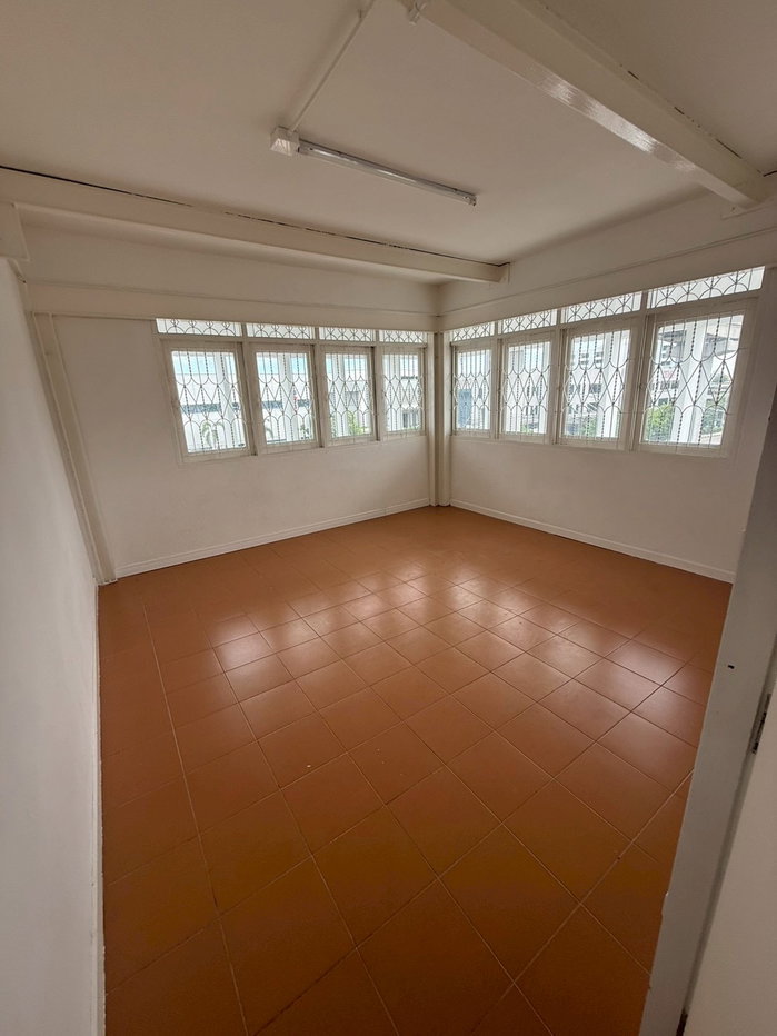 picture Sindhumongkol Commercial Building, 3 stories plus mezzanine. - 44/57