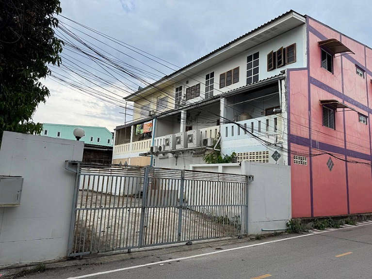 รูป อาคารพาณิชย์ 3 ชั้น ติดถนน อินทรคีรี ตำบล แม่สอด อำเภอ แม่สอด จังหวัด ตาก รหัสแฟ้ม : 67-00445 หรือ 31349-0001 ติดต่อคุณวันวิสา - รูปที่ 2/6