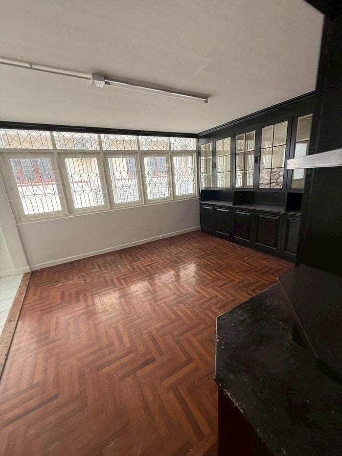 picture Sindhumongkol Commercial Building, 3 stories plus mezzanine. - 37/57