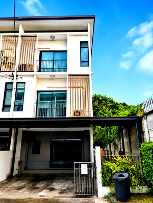ทาวน์โฮม ถนนกรุงเทพ-ชลบุรี มอเตอร์เวย์ : ขายทาวน์โฮม 3 ชั้น Patio Srinakarin – Rama 9 ทำเลกรุงเทพกรีฑา บ้านสวยพร้อมอยู่ ติดแอร์ทุกห้อง พื้นที่กว้าง 29.8 ตร.ว. ใกล้รถไฟฟ้า ทางด่วน