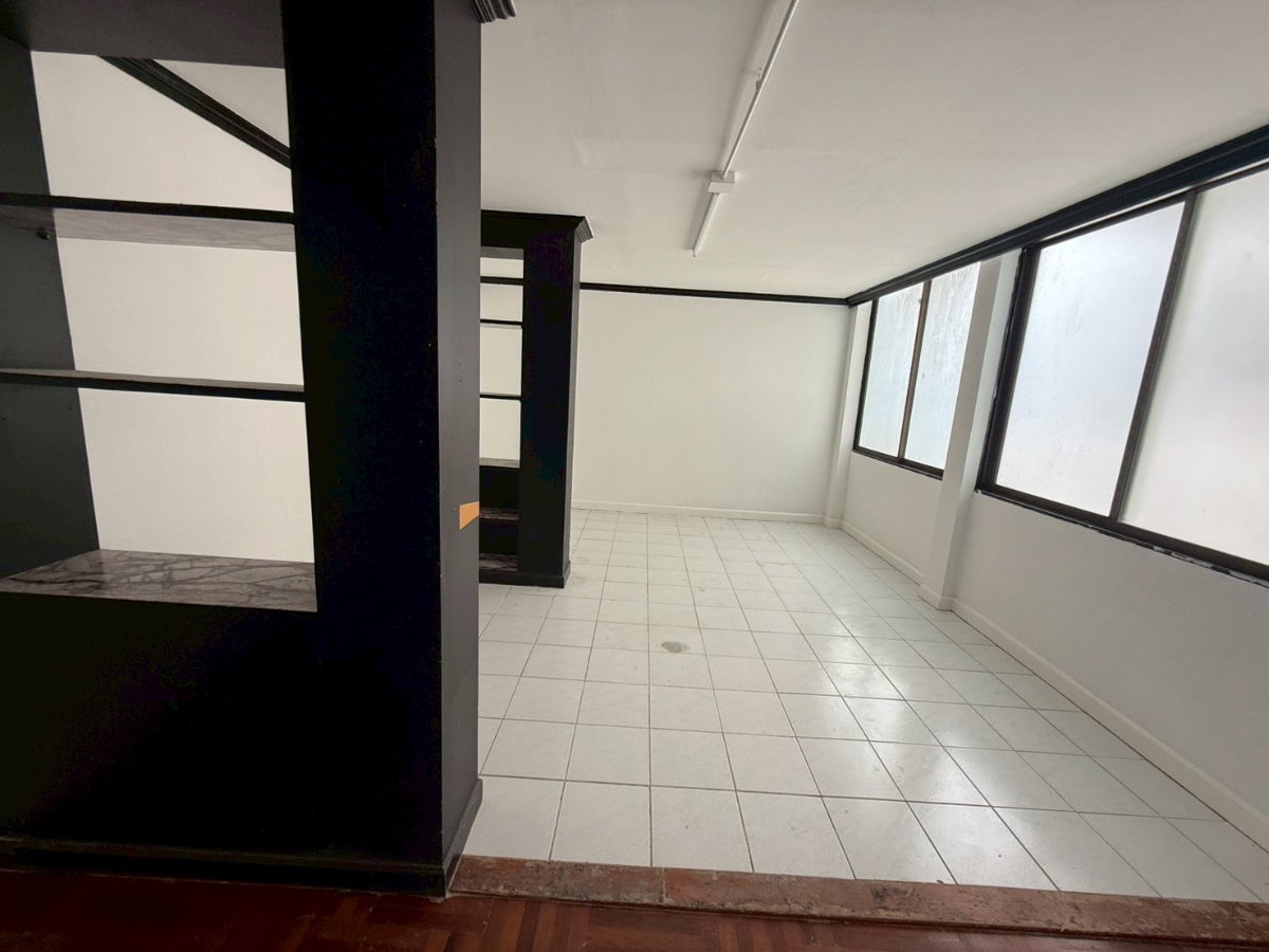 picture Sindhumongkol Commercial Building, 3 stories plus mezzanine. - 35/57