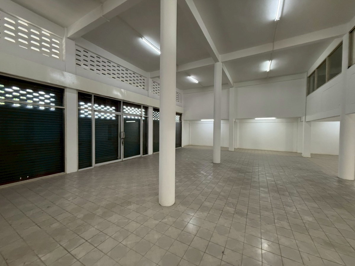 picture Sindhumongkol Commercial Building, 3 stories plus mezzanine. - 3/57