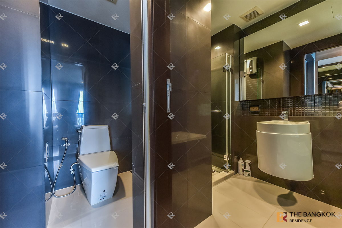 picture Fits All Lifestyles RHYTHM Sathorn near BTS Saphan Taksin - 8/10