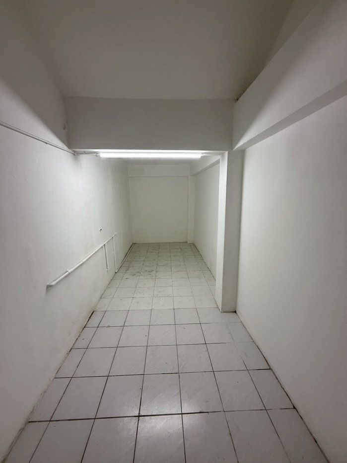 picture Sindhumongkol Commercial Building, 3 stories plus mezzanine. - 14/57