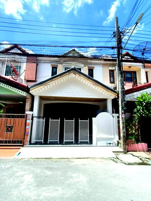 ทาวน์โฮม โรงเรียนนวมินทราชินูทิศ เบญจมราชาลัย : ทาวน์เฮ้าส์ รีโนเวทใหม่ ทำเลดี หมู่บ้าน เคซี.รามอินทรา 6  ถนนพระยาสุเรนทร์ 45 แขวงสามวาตะวันตก ​เขตคลองสามวา เดินทางสะดวก