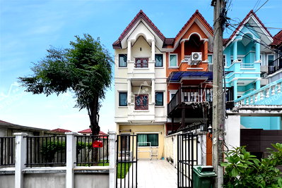 ทาวน์โฮม เมืองนนทบุรี นนทบุรี : ทาวน์โฮม 3 ชั้น ซื่อตรงการ์เด้นท์ ไทรม้า แปลงมุม ทำเลดีติดถนนใหญ่