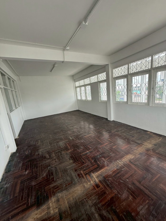 picture Sindhumongkol Commercial Building, 3 stories plus mezzanine. - 23/57